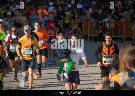 Valencia, Spagna. 17 novembre 2013. 33 partecipanti Divina Pastora Valencia Maratona © Salva Garrigues/Alamy Live News Foto Stock