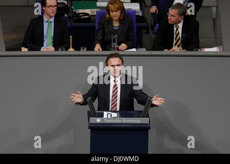 Berlino, Germania. Il 18 novembre 2013. Il dibattito parlamentare per l' audizione attività della NSA e gli effetti sulla Germania e le relazioni transatlantiche al parlamento tedesco. / Immagine: Hans-Peter Friedrich (CSU), il ministro tedesco degli interni. Credito: Reynaldo Chaib Paganelli/Alamy Live News Foto Stock