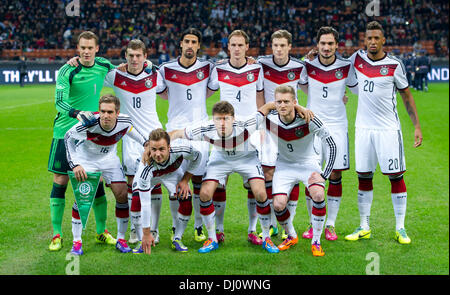 Mailand, Italia. Xv Nov, 2013. Foto di gruppo della Germania team: (back-L) portiere Manuel Neuer, Toni Kroos, Sami Khedira, Benedikt Hoewedes, Marcell Jansen, Mats Hummels e Jerome Boateng; (ANTERIORE-L) Philipp Lahm, Mario Goetze, Thomas Mueller e Andre Schuerrle durante le partite internazionali di calcio partita Italia vs Germania al Giuseppe-Meazza-Stadion in Mailand, Italia, 15 novembre 2013. Foto: Thomas Eisenhuth/dpa/Alamy Live News Foto Stock