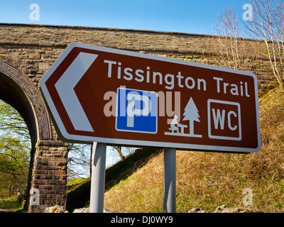 Brown cartello turistico per area pic-nic nei pressi del Tissington Trail Hartington Derbyshire Dales Parco Nazionale di Peak District Inghilterra REGNO UNITO Foto Stock