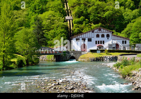 Piccola centrale idroelettrica nei Pirenei Foto Stock