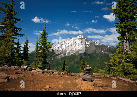 OREGON - Mount Jefferson dalla vecchia torretta di avvistamento incendi sul sito Grizzly picco in Pamelia limitata area di entrata del monte Jefferson deserto. Foto Stock