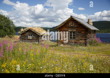 Cabine sulla riva vicino a Chiesa di Utsjoki in Lapponia costruita dai membri della Congregazione per il pernottamento il loro lungo viaggio. Foto Stock