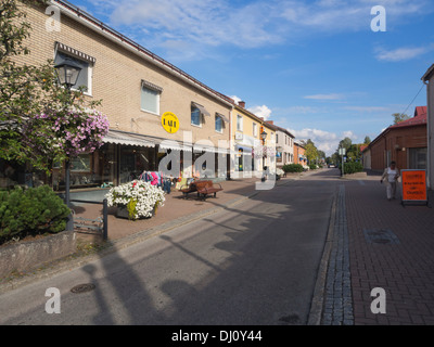 Storgatan in Charlottenberg Svezia in una giornata tranquilla, al confine con la Norvegia ha molti turisti per lo shopping e soggiorni Foto Stock