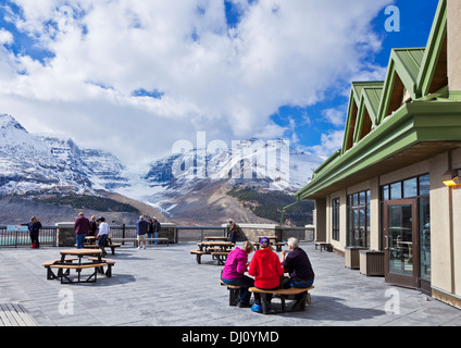 La gente seduta al di fuori del Columbia Icefield Interpretive Center sulla Icefields Parkway Jasper National Park nello stato di Alberta in Canada Foto Stock