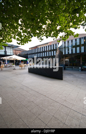 Il Nottingham Playhouse e il cielo specchio, Wellington, circo, Nottingham, Inghilterra, Regno Unito. Foto Stock