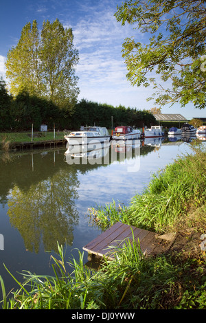 Barche ormeggiate a Brigg Marina sul fiume Ancholme in Lincolnshire settentrionale Foto Stock