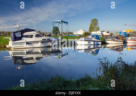 Barche ormeggiate a Brigg Marina sul fiume Ancholme in Lincolnshire settentrionale Foto Stock