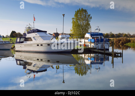 Barche ormeggiate a Brigg Marina sul fiume Ancholme in Lincolnshire settentrionale Foto Stock