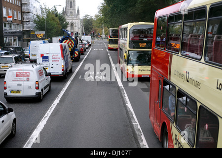 Gli autobus su un tratto di bus bidirezionale Lane, Gloucester Place, Brighton. Foto Stock