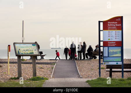 Raduno di persone su Shoreham spiaggia balneare di sabato pomeriggio nel tardo autunno Foto Stock