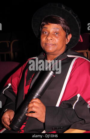 La baronessa Lawrence di Clarendon riceve la laurea honoris causa dalla Sheffield Hallam University, Sheffield South Yorkshire, Regno Unito. Foto Stock