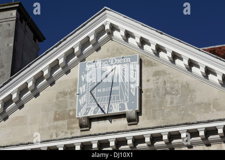 Sun dial su un frontone classico su Lewes combinata di Crown e County Court building, High Street, Lewes, East Sussex. Foto Stock