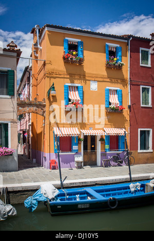 Gli edifici colorati sull'isola di Burano, Venezia Veneto Italia Foto Stock