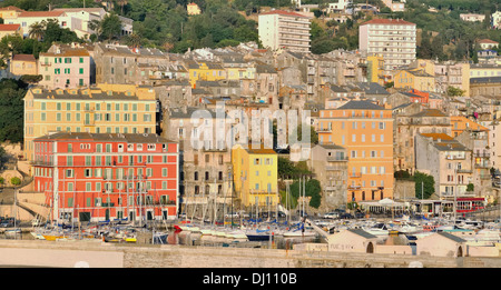 Le case e gli edifici nella città di Bastia con bellissimi colori Foto Stock