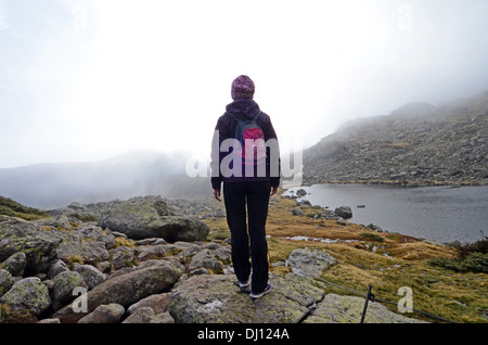 Giovane donna escursionismo in PeÃ±alara, vetta più alta nella gamma della montagna di Guadarrama, Spagna Foto Stock