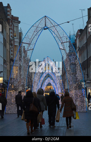 Shopping di Natale a South Molton Street, Mayfair, Londra Foto Stock