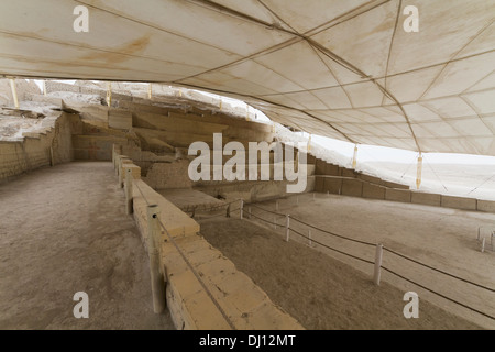 Il Cerimoniale Moche precinct decorati con disegni e modelli iconografici in Huaca Cao Viejo a El Brujo complesso archeologico, Perù Foto Stock