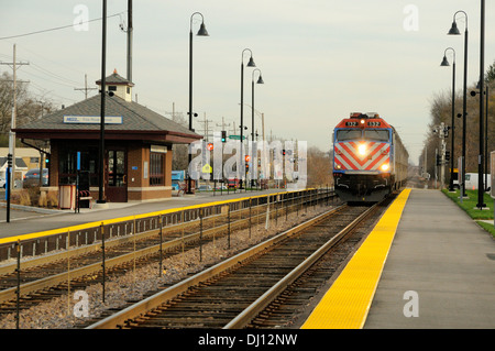Suburban treno pendolare avvicinando la stazione. Foto Stock