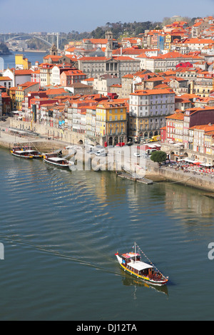 Il Portogallo. La città di Porto. Vista del fiume Douro embankment al mattino Foto Stock