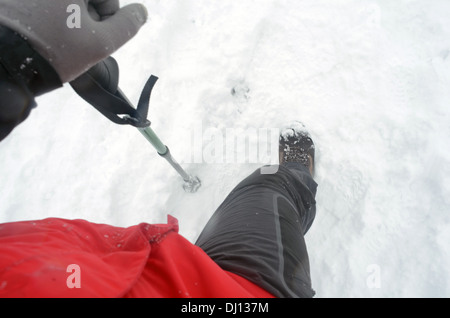 Escursionista in giorno nevoso a PeÃ±alara, vetta più alta nella gamma della montagna di Guadarrama, Spagna Foto Stock