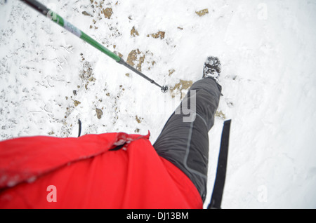 Escursionista in giorno nevoso a PeÃ±alara, vetta più alta nella gamma della montagna di Guadarrama, Spagna Foto Stock