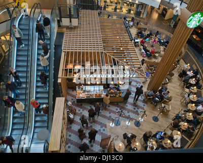 Starbucks Coffee, café e scale mobili in un in un centro commerciale nel centro cittadino di Oslo Norvegia " Oslo City' Foto Stock