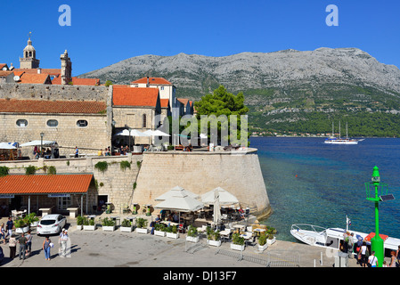 Foto dal ponte del traghetto che guarda verso il basso la città medievale e il porto di Korcula, la sesta isola più grande della Croazia Foto Stock