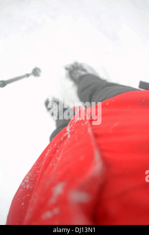 Escursionista in giorno nevoso a PeÃ±alara, vetta più alta nella gamma della montagna di Guadarrama, Spagna Foto Stock