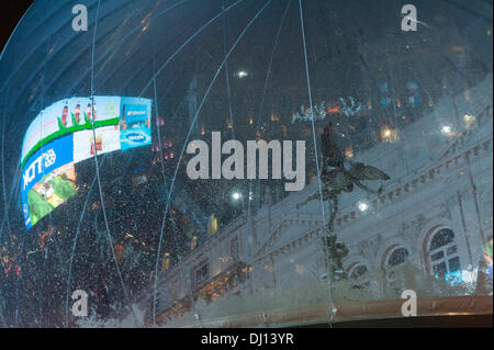 Piccadilly Circus, Londra, Regno Unito. Il 18 novembre 2013. L'Eros Snow Globe di Piccadilly Circus è acceso. Oltre ad essere decorativo, la Snow Globe fornisce protezione contro nuovi anni festaioli. Credito: Matteo Chattle/Alamy Live News Foto Stock