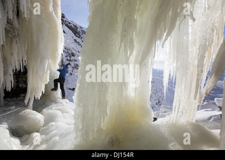 Gli scalatori di ghiaccio su congelati kinder rovina nel Peak District Foto Stock