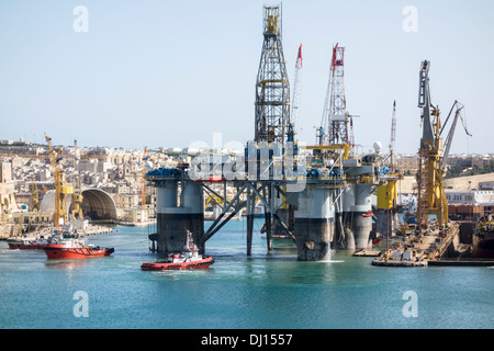 Le attrazioni di, affacciato, attorno e sull' isola di Malta: Repubblica di Malta, Maltese Mare Mediterraneo Europa gas olio rig Foto Stock