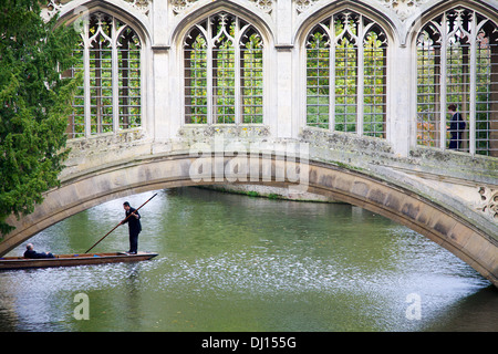 Ponte dei Sospiri con punting sul fiume Cam, St John's College di Cambridge. Foto Stock