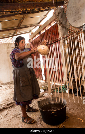 Un zapoteco donna indigena mano fa di candele in cera d'api per il Giorno dei Morti festival noto in spagnolo come Día de Muertos Ottobre 30, 2013 in Teotitlan, Messico. Foto Stock