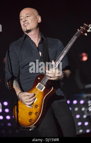 Chicago, Illinois, Stati Uniti d'America. 20 agosto 2011. Il chitarrista JIMMY STAFFORD del treno si esibisce in un charter Pavilion dell Isola del nord a Chicago, Illinois © Daniel DeSlover/ZUMAPRESS.com/Alamy Live News Foto Stock