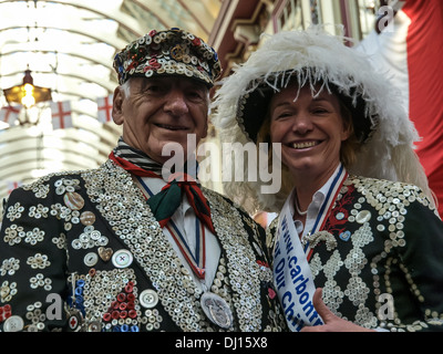 Perlato tradizionale il Re e la regina di perla in Londra. Foto Stock