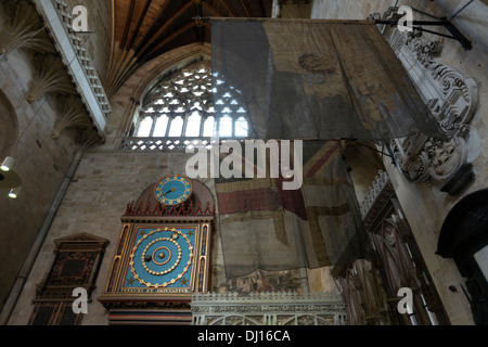 La Cattedrale di Exeter transetto nord e le antiche opere del XIII secolo a orologio Foto Stock