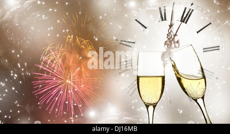 Occhiali con champagne contro fuochi d'artificio e orologio vicino a mezzanotte Foto Stock