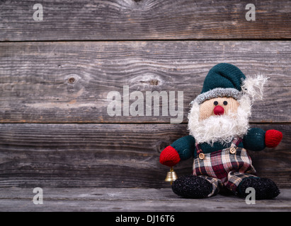 Santa Claus giocattolo contro lo sfondo di legno - Concetto di Natale Foto Stock