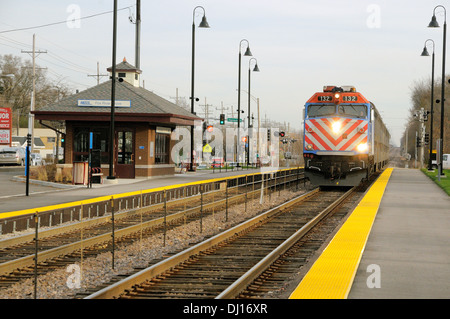Suburban treno pendolare avvicinando la stazione. Foto Stock