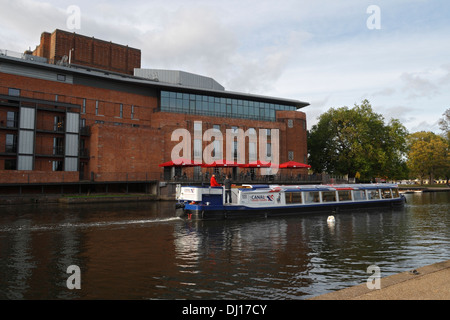 Il Royal Shakespeare Company Theatre attraverso il fiume Avon a Stratford upon Avon Foto Stock