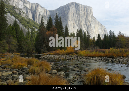 El Capitan è visto in novembre nella Yosemite Valley Foto Stock