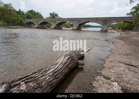 Cinque Span ponte in pietra Pakenham con log. Una vista del Lanark landmark da monte. Foto Stock