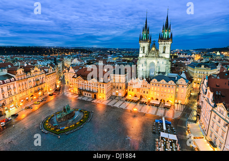 La Piazza della Città Vecchia di notte a Praga, Repubblica Ceca Foto Stock