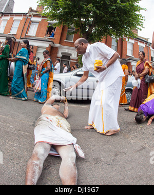 Pellegrini di rotolamento a Rath Yatra festival indù dal Tempio Murugan North London REGNO UNITO Foto Stock