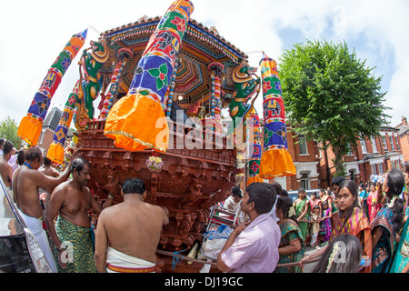 Il Rath Yatra Festival dal Tempio Murugan North London REGNO UNITO Foto Stock