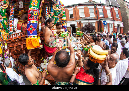 Il Rath Yatra Festival dal Tempio Murugan North London REGNO UNITO Foto Stock