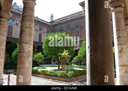 Atrio di Palazzo Doria Pamphilj che ospita Galleria Doria Pamphilj, Via del Corso, Roma, Italia Foto Stock