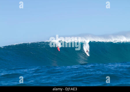 Oahu, Hawaii, Stati Uniti d'America. Xiii Nov, 2013. Sequenza (1 di 12) al di fuori del coccodrillo di surf break. Kirk Passmore (R) ultima ondata prima di sparire, il suo corpo è ancora essere trovati. Kirk Passmore (11 febbraio 1981 al 13 novembre 2013) Nato a Orem, Utah. Egli crebbe a Carlsbad, in California e si è laureato da Carlsbad High School in 1999. Egli ha iniziato a venire alle Hawaii quando era 14 ed era un esperto e un esperto surfer. Egli non era nuovo per big wave surf, avente surfano la maggior parte del ben noto big wave località, comprese di Waimea Bay Sunset Beach, Pipeline e reef esterno sulla sponda settentrionale di Hawaii. H Foto Stock