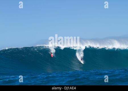 Oahu, Hawaii, Stati Uniti d'America. Xiii Nov, 2013. Sequenza (3 di 12) al di fuori del coccodrillo di surf break. Kirk Passmore (R) ultima ondata prima di sparire, il suo corpo è ancora essere trovati. Kirk Passmore (11 febbraio 1981 al 13 novembre 2013) Nato a Orem, Utah. Egli crebbe a Carlsbad, in California e si è laureato da Carlsbad High School in 1999. Egli ha iniziato a venire alle Hawaii quando era 14 ed era un esperto e un esperto surfer. Egli non era nuovo per big wave surf, avente surfano la maggior parte del ben noto big wave località, comprese di Waimea Bay Sunset Beach, Pipeline e reef esterno sulla sponda settentrionale di Hawaii. H Foto Stock